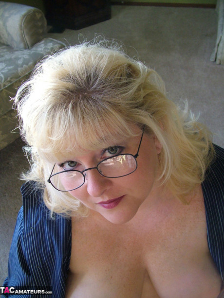 Cougar yellow-haired fatty Taffy Spanx highlights her shaved snatch during solo action - #1217550
