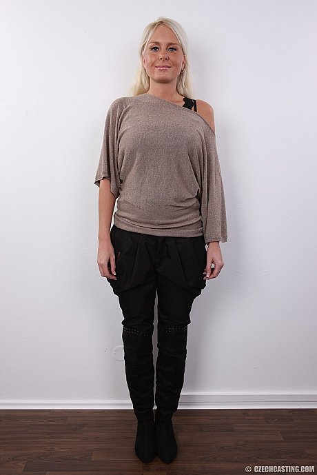 Amateur model with long blondie hair takes off her clothing until she's nude - Image 2 of 20  in Babe category   featuring Kamila 