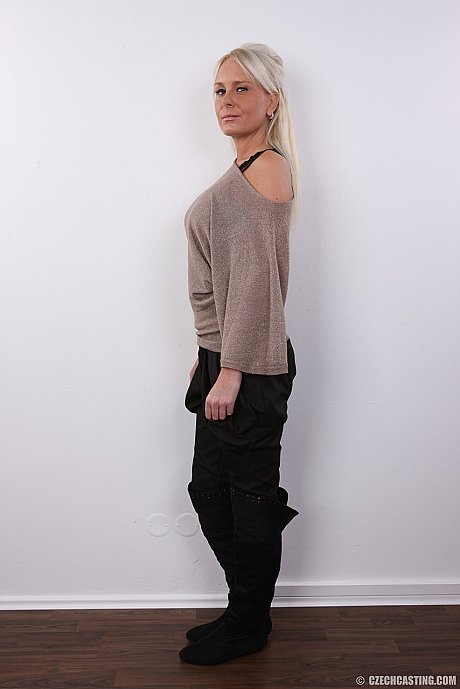 Amateur model with long blondie hair takes off her clothing until she's nude - Image 3 of 20  in Babe category   featuring Kamila 