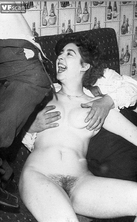 Vintage pornstars spreading, sucking and riding hard penis in black and white - Image 5 of 12  in Pussy category  