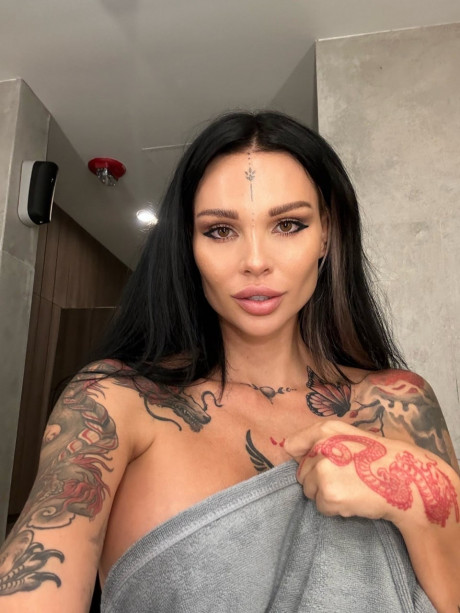 Inked OnlyFans hottie Sunny Free showing off her killer curves in a solo - #1125860