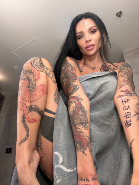 Inked OnlyFans hottie Sunny Free showing off her killer curves in a solo - #1125861