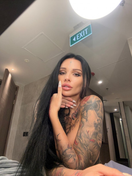 Inked OnlyFans hottie Sunny Free showing off her killer curves in a solo - #1125862