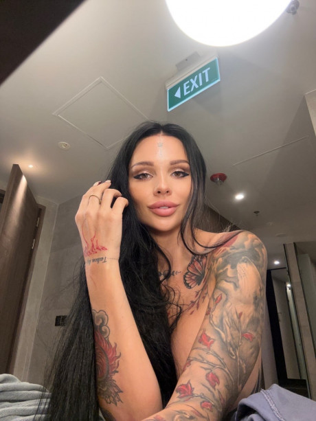 Inked OnlyFans hottie Sunny Free showing off her killer curves in a solo - #1125864