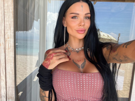 Inked OnlyFans hottie Sunny Free showing off her killer curves in a solo
