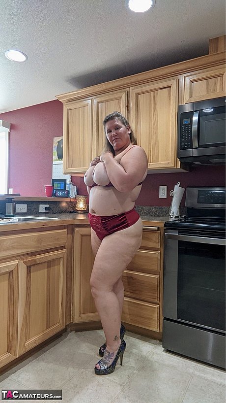 Amateur broad Busty Kris Ann shows her massive boobies and ass in her cuisine - Image 9 of 16  in Ass category   featuring Busty Kris Ann 