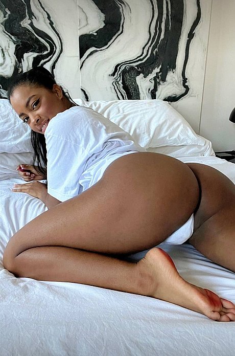 Fine amateur Sofi Vega exposes her thick booty and toys her juicy cunt - Image 1 of 19  in Pussy category   featuring Sofi Vega 