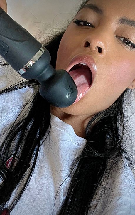 Fine amateur Sofi Vega exposes her thick booty and toys her juicy cunt - Image 3 of 19  in Pussy category   featuring Sofi Vega 