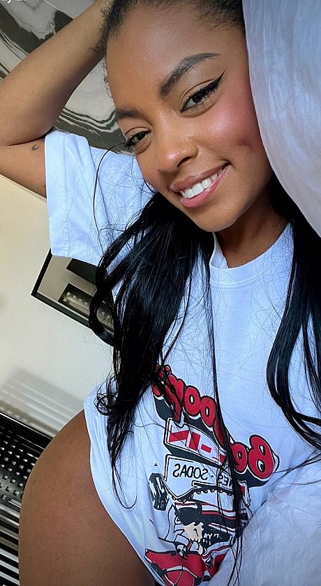 Fine amateur Sofi Vega exposes her thick booty and toys her juicy cunt - Image 8 of 19  in Pussy category   featuring Sofi Vega 