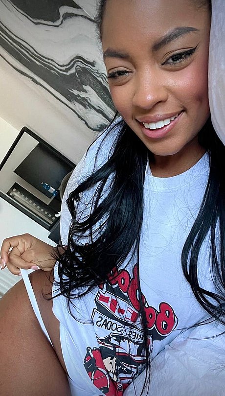 Fine amateur Sofi Vega exposes her thick booty and toys her juicy cunt - Image 9 of 19  in Pussy category   featuring Sofi Vega 