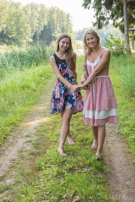 Blonde teens Lara Sugar and Casey Nohrman have lesbian sex on a dock - #1023395