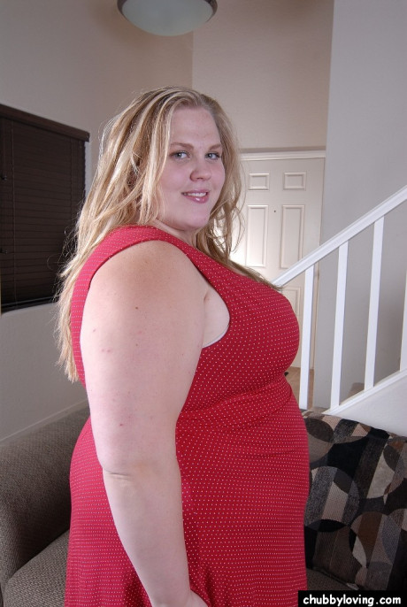 Sweet SSBBW Christina spreads her shaved snatch after stripping naked - #1463889