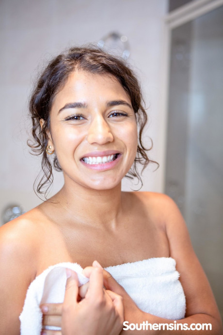 Pretty girlfriend Ruby Valentine flaunts her body while getting wet in the tub - #1548551