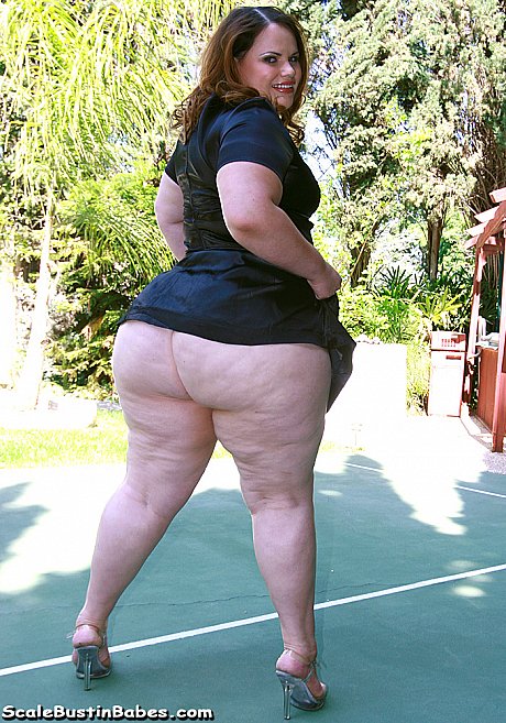 Wild amateur BBW Victoria flaunts her humongous behind and gets poked