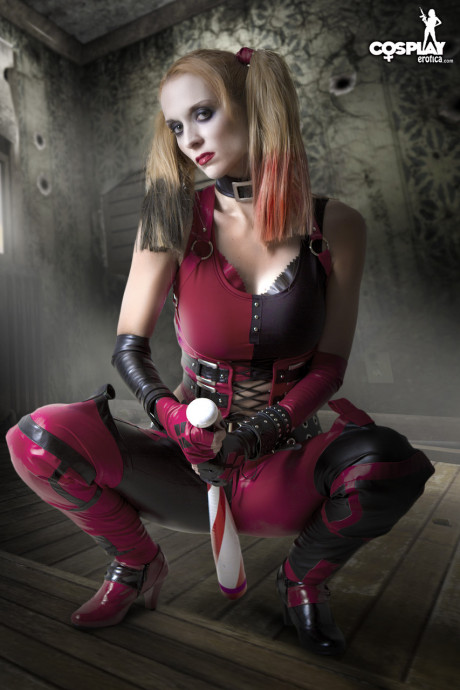 Cosplay enthusiast Harley Quinn hits upon great solo poses - #24952