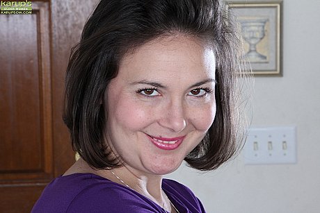 Aged brunette plumper Penny Prite baring large breasts and spreading labia lips - Image 4 of 16  in Pussy category   featuring Penny Prite 