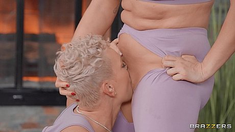 Blonde MILFs Ryan Keely and Kaden Kole show their big tits and share a dong