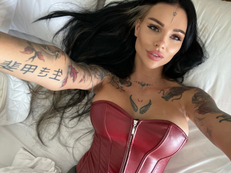 Tattooed OnlyFans cam babe shows off her gorgeous humongous titties up close - #878601
