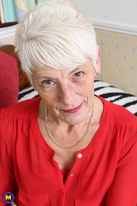 Wrinkled grandma Lyndy spreads her cougar wide snatch fat in leggings - Image 3 of 20  in Ass category   featuring Lyndy 