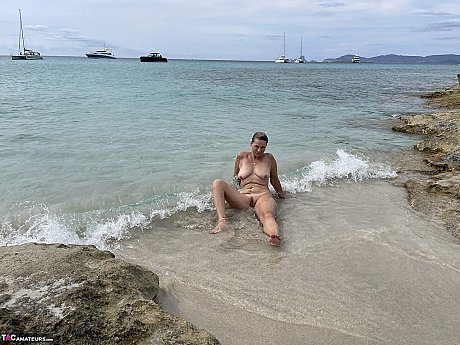 Chunky amateur pretty Susi removes her bikini to go undressed while at the ocean - Image 6 of 16  in Outdoor category   featuring Sweet Susi 