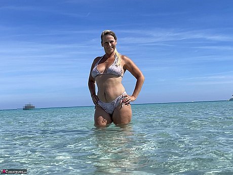 Chunky amateur pretty Susi removes her bikini to go undressed while at the ocean - Image 11 of 16  in Outdoor category   featuring Sweet Susi 