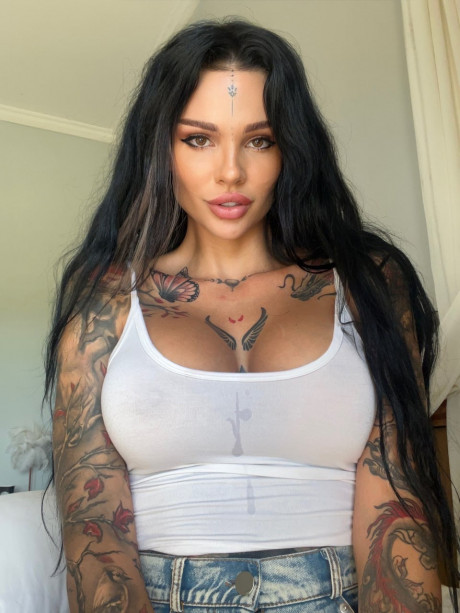 OnlyFans bimbo Sunny Free teases with her inked body & large tits - #821776