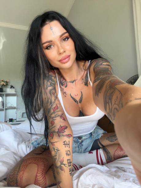 OnlyFans bimbo Sunny Free teases with her inked body & large tits - #821778