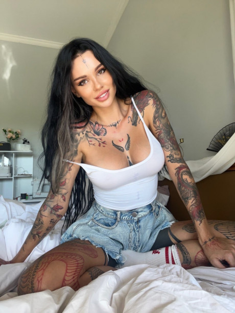 OnlyFans bimbo Sunny Free teases with her inked body & large tits - #821787
