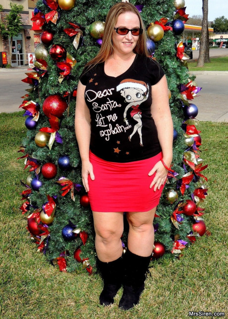 Meaty MILF Dee Siren flashes her thick ass in front of a Xmas tree in public - #1036573