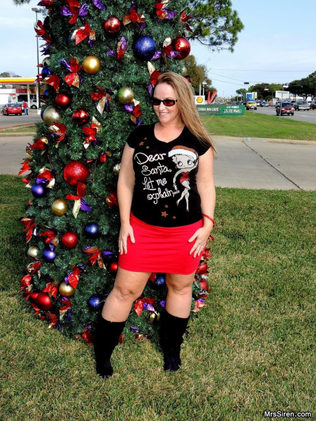 Meaty MILF Dee Siren flashes her thick ass in front of a Xmas tree in public - #1036575