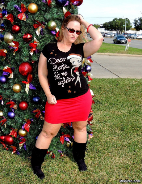 Meaty MILF Dee Siren flashes her thick ass in front of a Xmas tree in public - #1036577