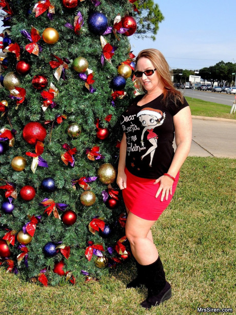 Meaty MILF Dee Siren flashes her thick ass in front of a Xmas tree in public - #1036580