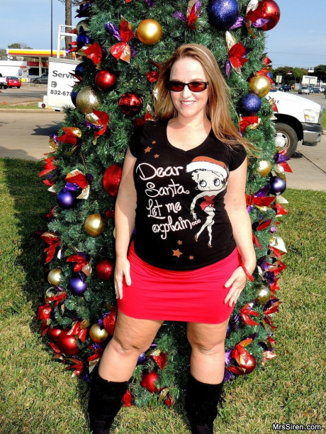 Meaty MILF Dee Siren flashes her thick ass in front of a Xmas tree in public - #1036583