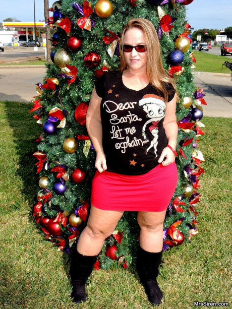 Meaty MILF Dee Siren flashes her thick ass in front of a Xmas tree in public - #1036584