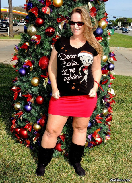 Meaty MILF Dee Siren flashes her thick ass in front of a Xmas tree in public - #1036585