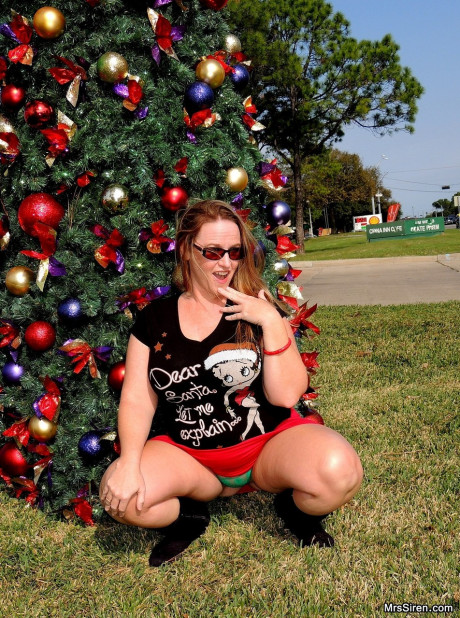 Meaty MILF Dee Siren flashes her thick ass in front of a Xmas tree in public - #1036586