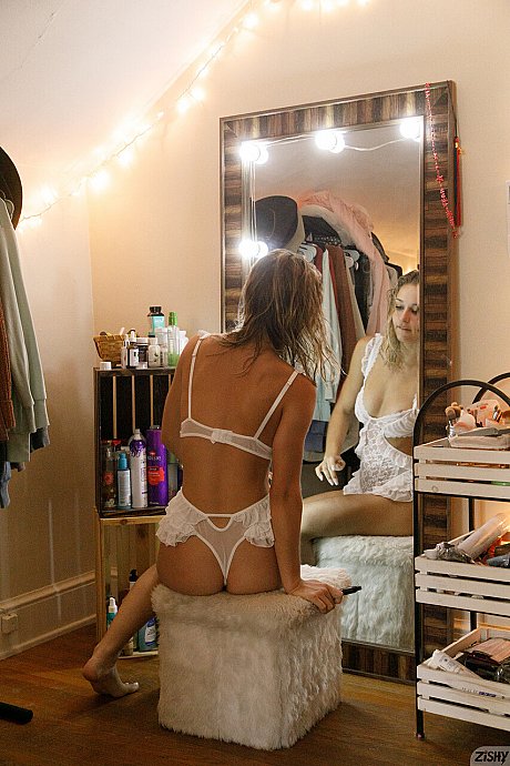 Zishy performed by Jezebel Madd naked Gallery - Image 11 of 13  in Babe category   featuring Jezebel Madd 