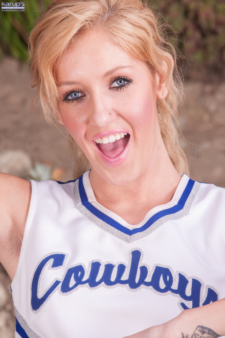 Cheerleader Emily Kae strips outside and rubs her hot snatch and massive behind - #1051267