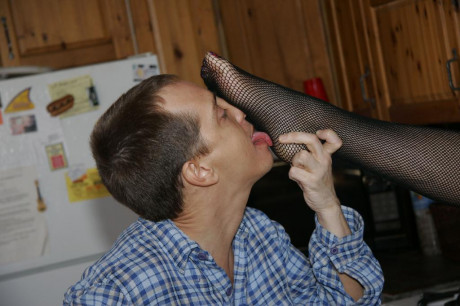Natural ginger head Morgan Reigns has her feet licked and jizzed on - #829174