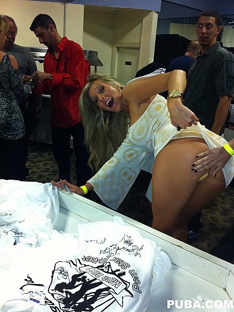 Attractive MILF Samantha Saint takes solo selfies while clothed and totally naked too - Image 4 of 15  in Close Up category   featuring Samantha Saint 