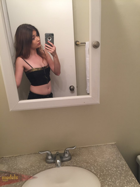 Thin young Ariel Mc Gwire makes her undressed modeling debut in bathroom selfies - #181842