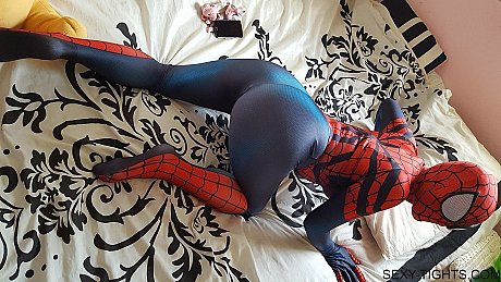 Cosplayer shows off her tight booty in a Spiderman costume on her bed