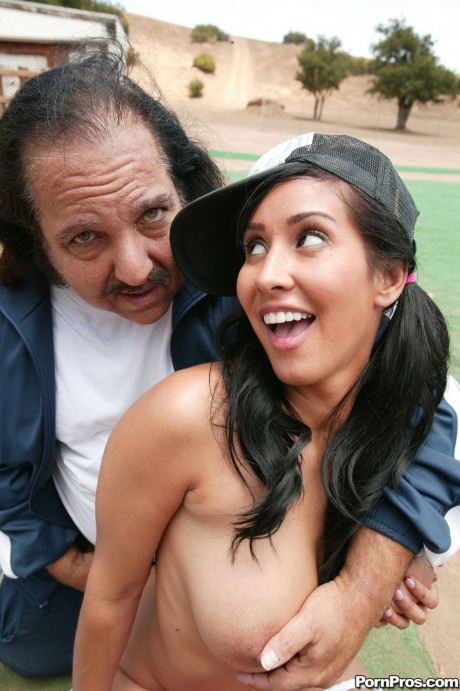 Baseball skank woman with enormous titties Isis Love gets nailed by Ron Jeremy outdoors - #1381976