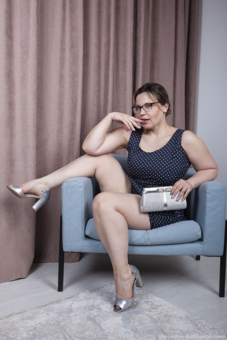 Ukrainian mom Ellariya Rose reveals her monster curves and her furry snatch - #1137269