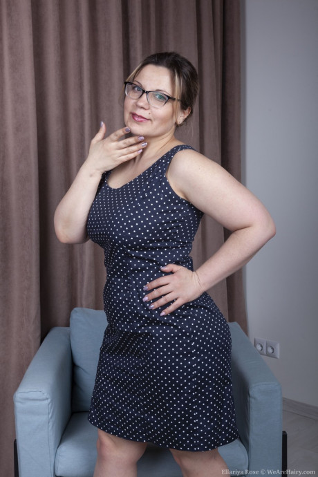Ukrainian mom Ellariya Rose reveals her monster curves and her furry snatch - #1137271