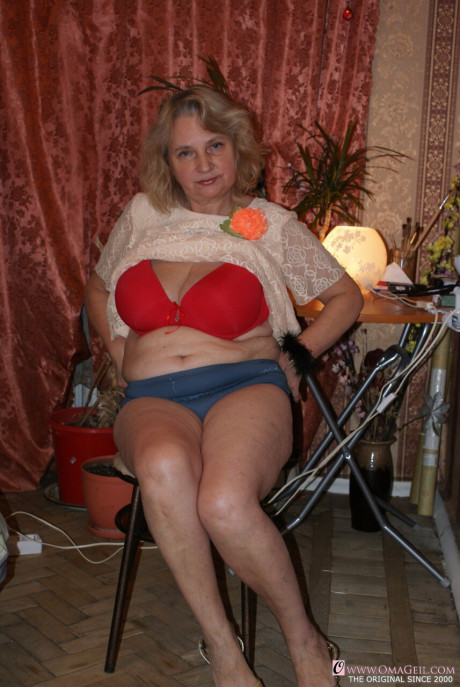 Amateur grandma Helga strips undressed & shows her gigantic saggy breasts & furry holes - #1402061