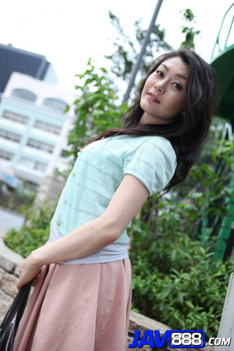 Japanese MILF Kyoko Nakajima heads indoors to get unprotected naked - #1475104