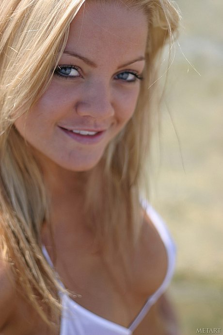 Glamour babe Maya B peels off her bikini to show her humongous butt & her round melons - Image 5 of 20  in Outdoor category   featuring Maya B 