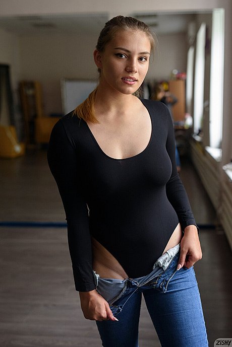 Smoking hot amateur babe Harissa Berry stripping naked & posing at the gym - Image 1 of 13  in Babe category   featuring Harissa Berry 