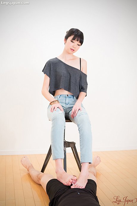 Japanese maid exposes her cunt before taking a cumshot on raw feet - Image 5 of 21  in Pussy category  